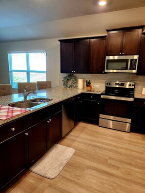 Refrigerador, microondas, horno y parrilla de estufa 