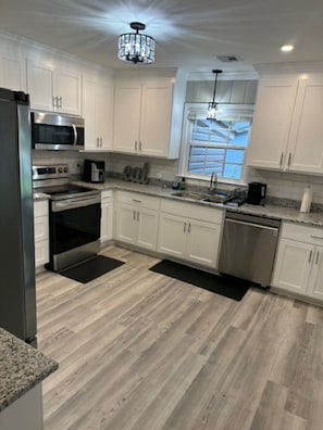 Jääkaappi, mikroaaltouuni, uuni, liesi