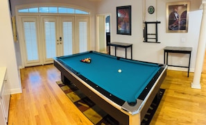 Games room - 6BR Executive Home in Gated Golf Community – Sleeps 12 – 30-Day Minimum Stay (Montgomery)