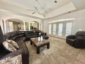 TV connectée, cheminée, livres, écrans d'ordinateur