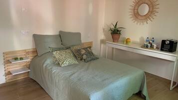 1 slaapkamer, een strijkplank/strijkijzer, wifi, beddengoed