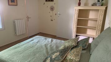 1 slaapkamer, een strijkplank/strijkijzer, wifi, beddengoed