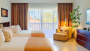 Phòng, quang cảnh hồ bơi | 1 phòng ngủ, minibar với thức uống miễn phí, bàn
