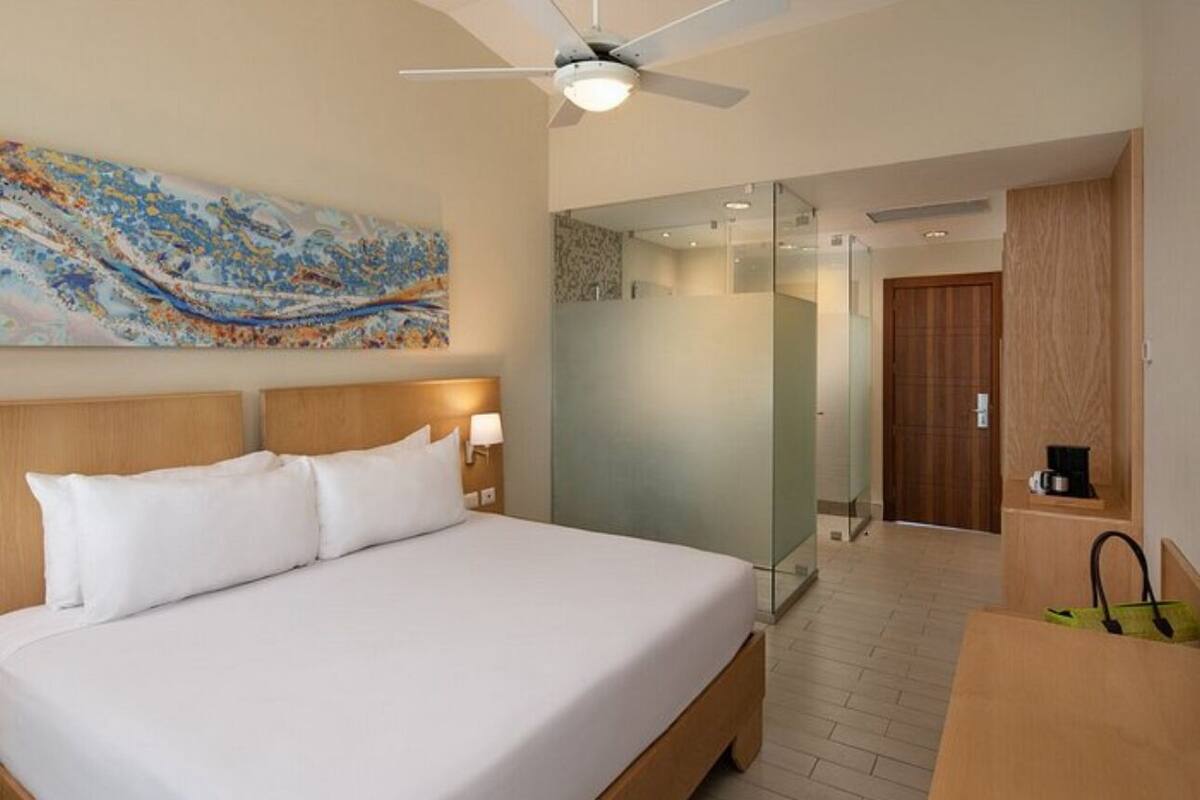 1 quarto, frigobar (abastecido com itens grátis), escrivaninha