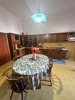 Dining - Cozy family vacation home with all amenities and a few miles from the sea (Cursi)