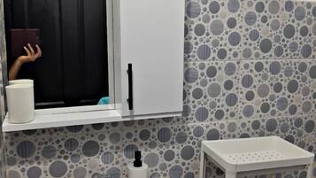 Douche, serviettes fournies, savon, shampoing