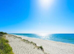A beach with a clear sky and calm sea. - Soleil & Mer sur la Costa Verde - à 450m à Pied de la Plage (Cervione)
