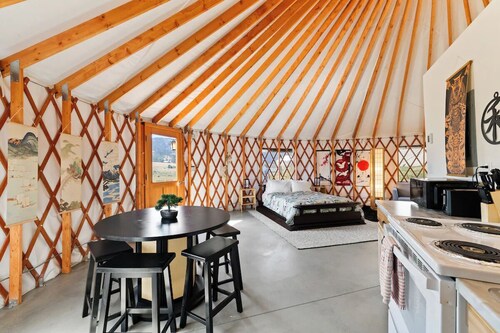 Sleeps up to 30 people-Family Retreat! 5 Themed Yurts!