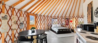 Sleeps up to 30 people-Family Retreat! 5 Themed Yurts!