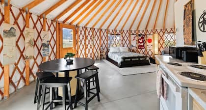 Sleeps up to 30 people-Family Retreat! 5 Themed Yurts!