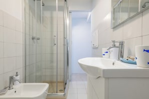 Ducha, secador de pelo, bidet, toallas