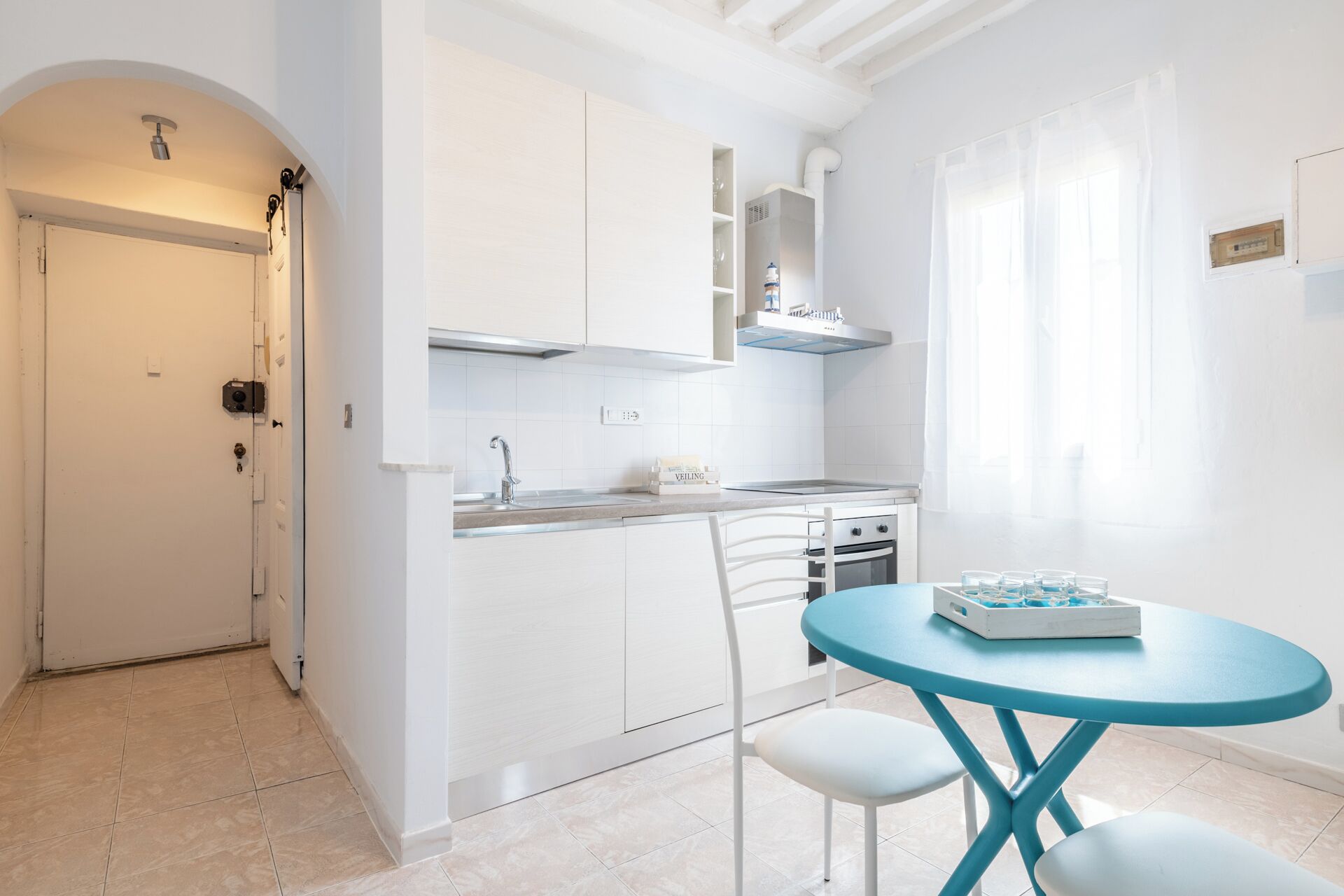 Frigorifero, forno, piano cottura, macchina per tè/caffè