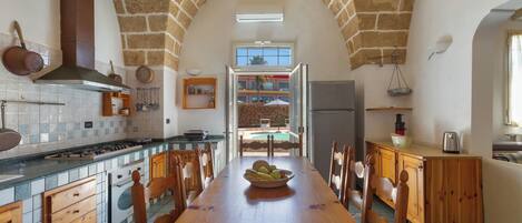 Kühlschrank, Mikrowelle, Herdplatte, Geschirrspüler