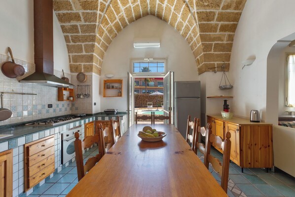 Fridge, microwave, stovetop, dishwasher - Villa Madi' by BarbarHouse (Tuglie)