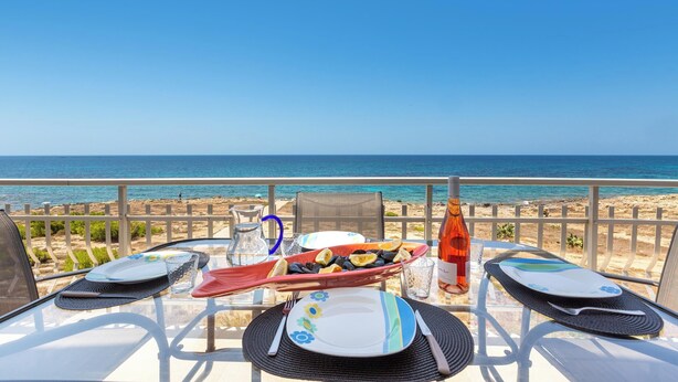 Mesa para dos con vista a la playa y al océano.
