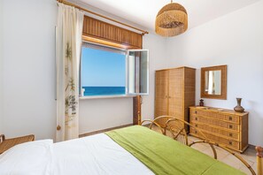 5 bedrooms, iron/ironing board, internet, bed sheets