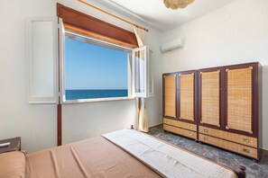 3 bedrooms, iron/ironing board, internet, bed sheets