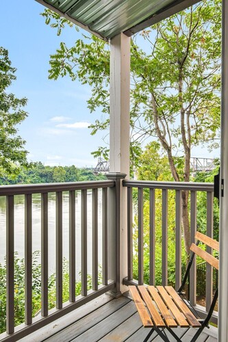 Beautiful 1-bedroom condo downtown + fitness, river view, free parking, and pool