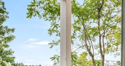 Beautiful 1-bedroom condo downtown + fitness, river view, free parking, and pool