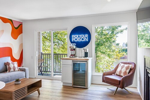 Beautiful 1-bedroom condo downtown with fitness room, river view, and a POOL!