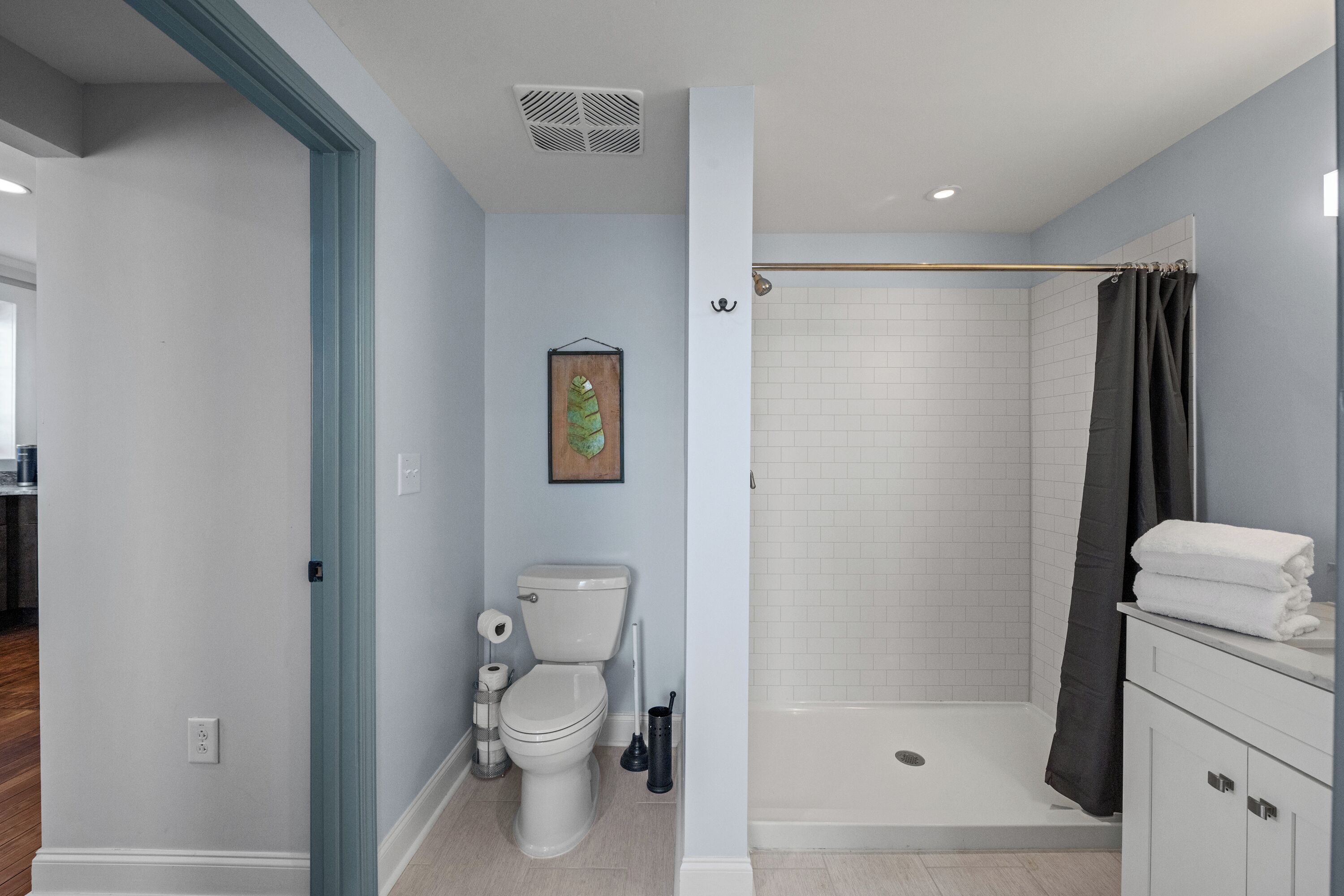 Un baño con inodoro, ducha y lavamanos.
