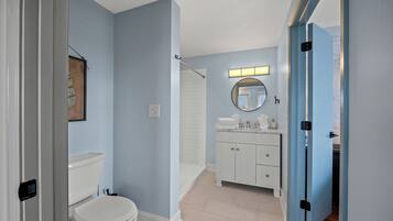 Condo luxo, 1 cama King e sofá-cama, para não fumantes, cozinha | Banheiro | Secador de cabelo, toalhas de banho, sabonete, shampoo