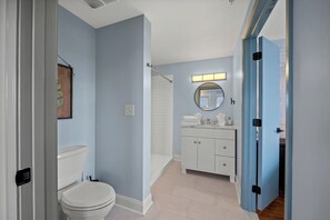 Bloc d'apartaments Deluxe, 1 llit de matrimoni gran i sofà llit, no fumadors, cuina | Bany | Assecador de cabells, tovalloles, sabó i xampú