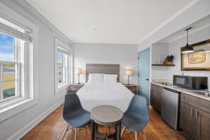 Deluxe Studio, 1 Queen Bed, Non Smoking, Kitchenette - Historic Conway Lofts (Conway)