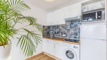 Een koelkast, een magnetron, een oven, een kookplaat