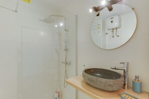 Dusche, Haartrockner, Handtücher