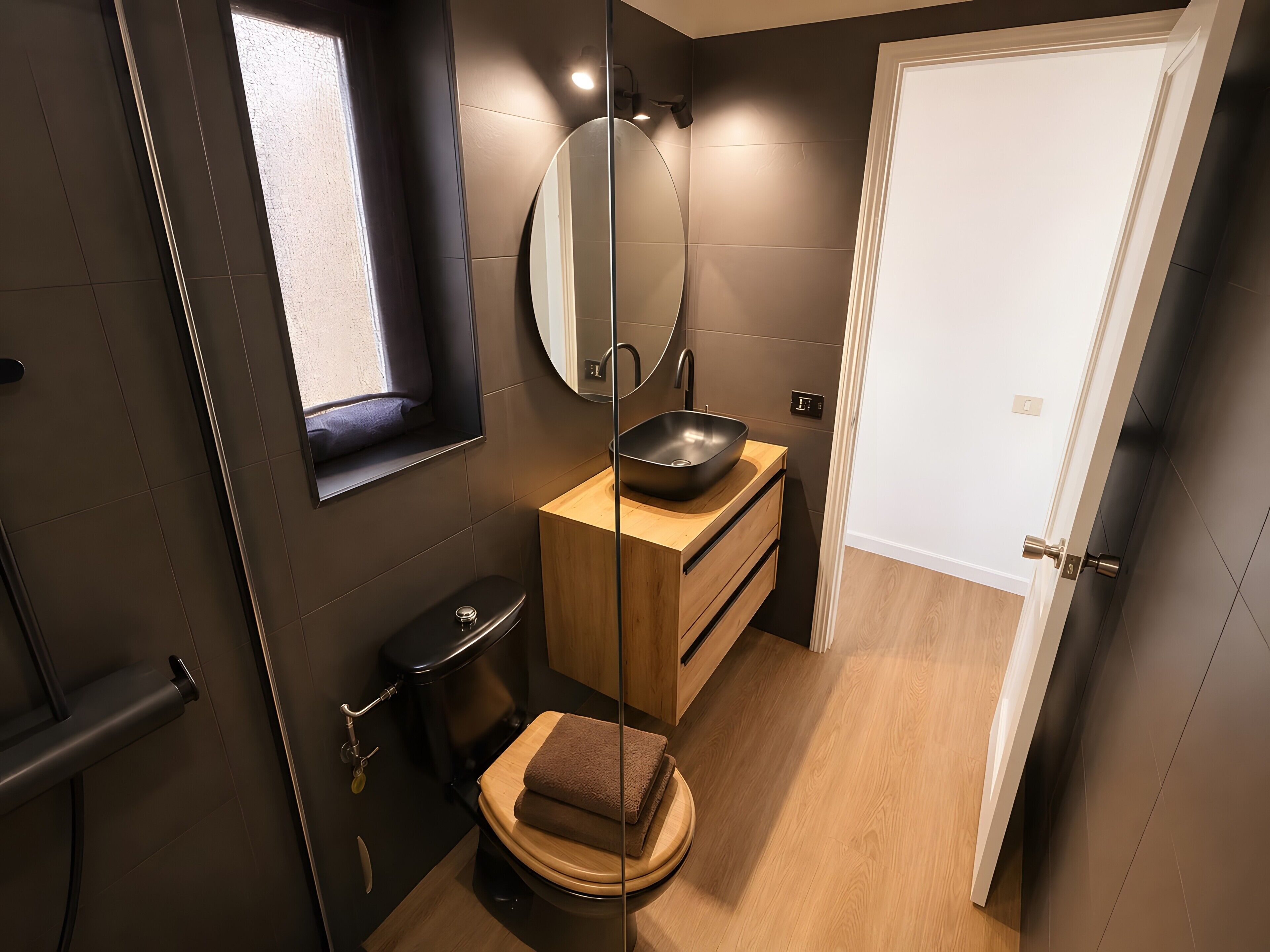 Douche, séchoir à cheveux, serviettes fournies