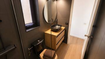 Douche, séchoir à cheveux, serviettes fournies
