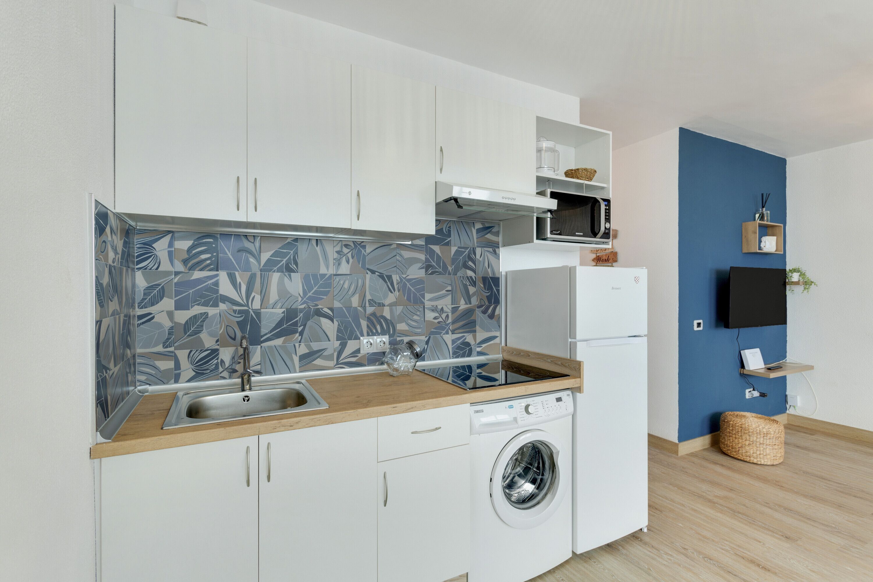 Frigorífico, microondas, horno y placa de cocina