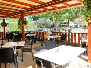 屋外ダイニングエリア