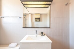 Dusche, Haartrockner, Handtücher, Seife