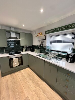 Een koelkast, een microgolfoven, een oven, een kookplaat