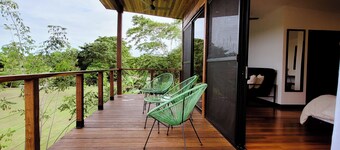 Cabana 4 -Modern amenities cabin, on the banks of the Belize River