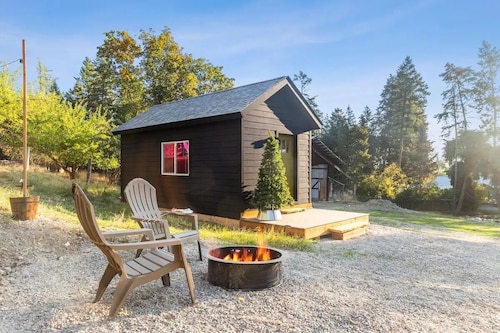 Lakeside’s Cozy Tiny House Escape - Walk to Beach & Downtown - Pet-Friendly