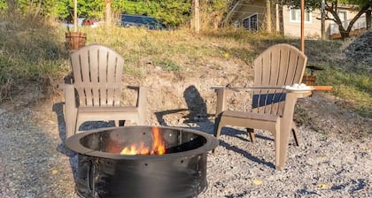 Lakeside’s Cozy Tiny House Escape - Walk to Beach & Downtown - Pet-Friendly