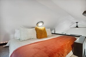 1 bedroom, desk, iron/ironing board, WiFi