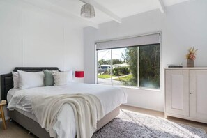 3 bedrooms, iron/ironing board, WiFi, bed sheets - Racecourse Beach Coast Shack (Ulladulla)