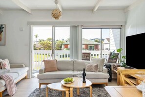 TV - Racecourse Beach Coast Shack (Ulladulla)
