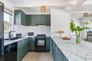 Fridge, microwave, oven, stovetop - Racecourse Beach Coast Shack (Ulladulla)