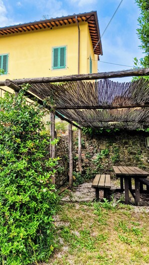 Outdoor dining - Villa Pacinotti - Appartamento La Salvia - Storia e Natura in Toscana (Toscana)
