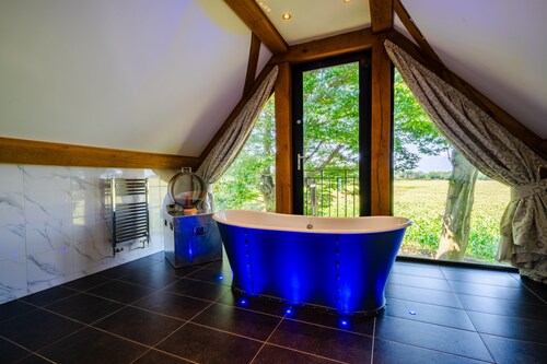 The Boat House by inspirestays-com - a luxury cottage sleeping 2 guests in 1 bedroom