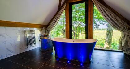 The Boat House by inspirestays-com - a luxury cottage sleeping 2 guests in 1 bedroom