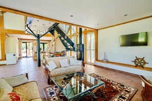 TV connectée, cheminée, livres, chaîne hi-fi