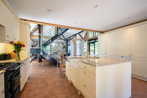 Jääkaappi, mikroaaltouuni, uuni, astianpesukone