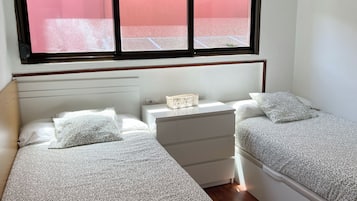 4 chambres, bureau, fer et planche Ă  repasser, lit parapluie