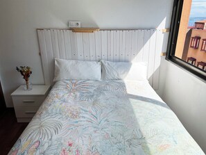 4 soverom, skrivebord, strykejern/-brett og reiseseng for barn
